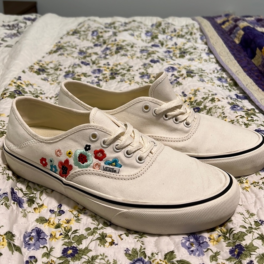 White flower embroidery vans size 10.5